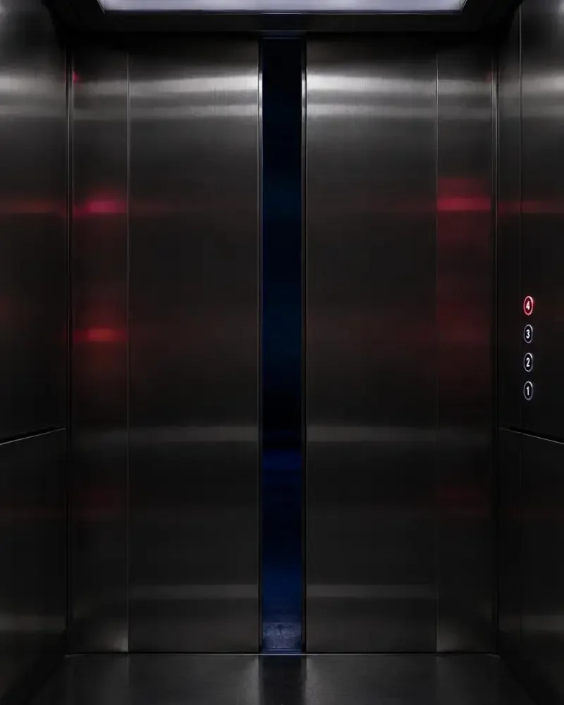 电梯里的四十秒 封面图，生活切片，4 分钟